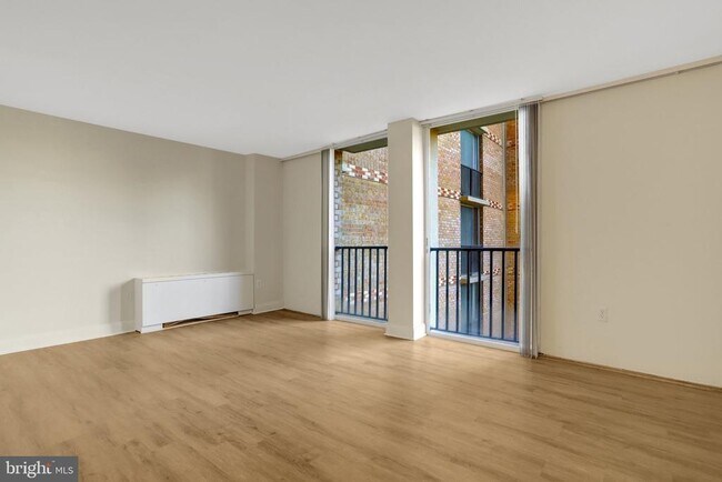 Primary Photo - 4600 S Four Mile Run Dr