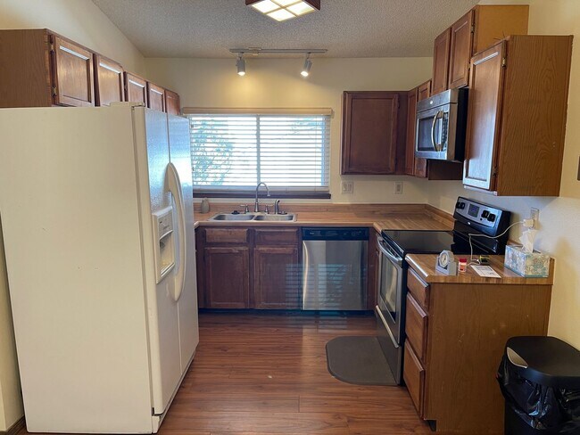 Building Photo - 4 Bedroom Rancher