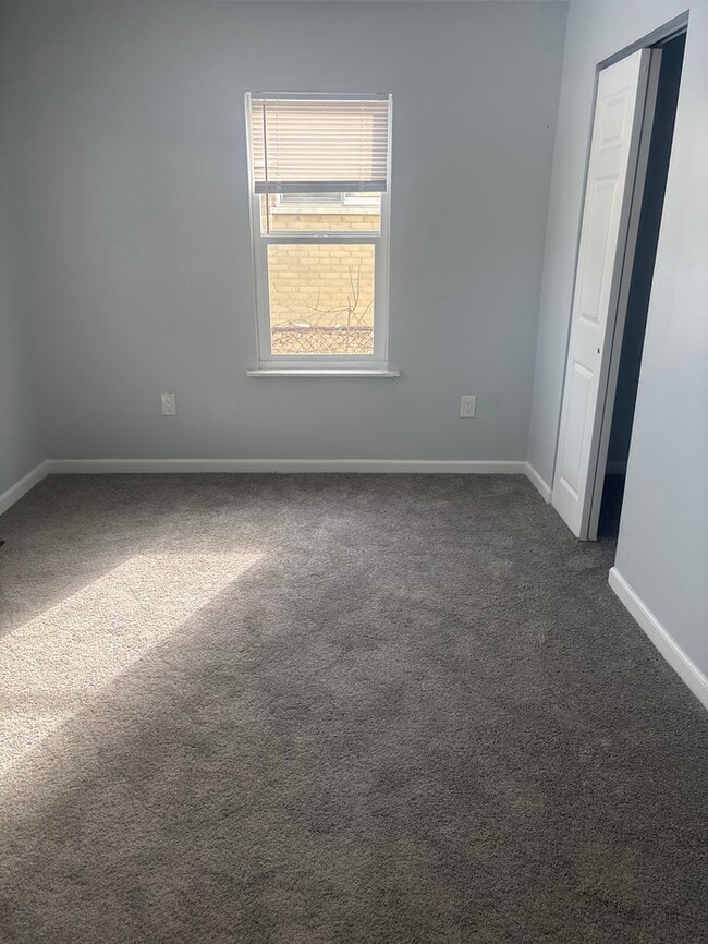 Building Photo - 4 bedroom 1 bath market rent and section 8