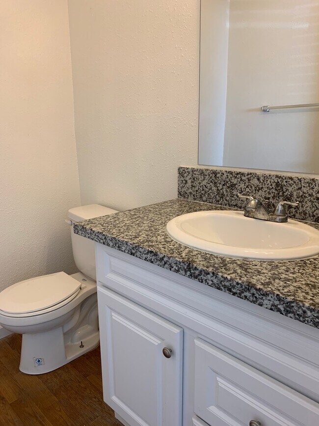 Building Photo - 4077 Oakcrest Dr