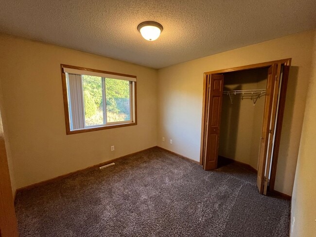 Building Photo - 5 bed 3 bath house for rent