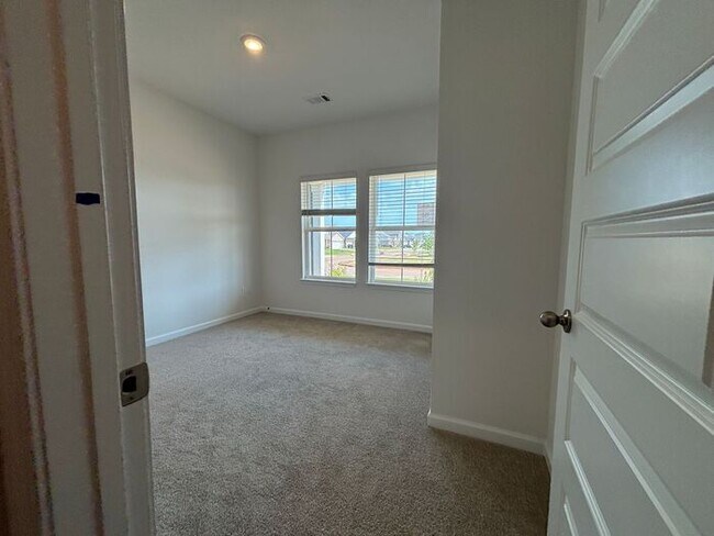 Building Photo - MOVE IN SPECIAL