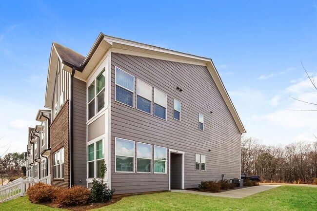 Building Photo - Brand New End-Unit Townhome | 3 BR/2.5BA | 1-Car Garage | Near Downtown Mooresville