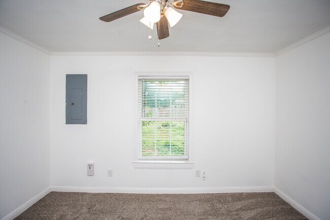 Building Photo - Move-In Ready! Stunning Home with Modern U...