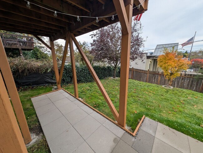 Building Photo - Easy Commute with Stunning Views!