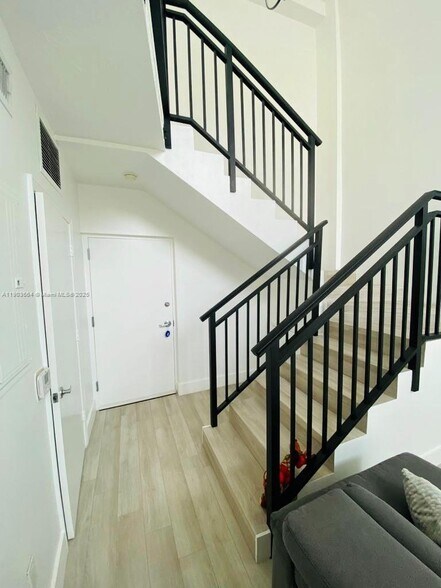 Building Photo - 1528 Brickell Ave