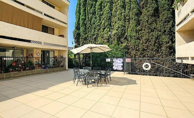 Building Photo - "Chic Pasadena Retreat: 1-Bedroom Gem with...