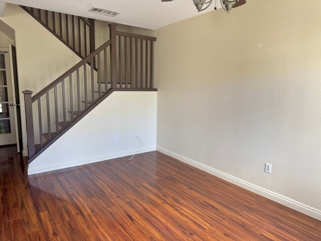 Building Photo - Stunning 3-bedroom and 2.5-bathroom Townho...