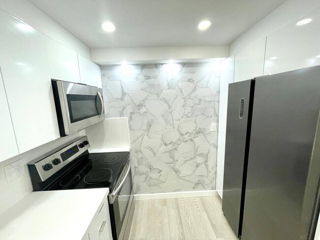 Building Photo - 1825 W 44th Pl