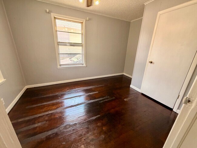 Building Photo - 3 Bedroom and 2 Bathroom Home in Shawnee for rent!