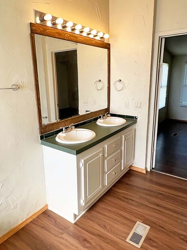 Building Photo - Great 4 Bdrm 2 Bath Manufactured Home in R...