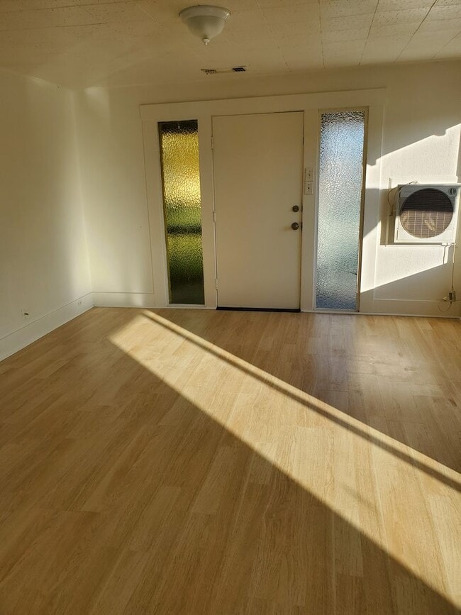 Building Photo - Downtown Charmer