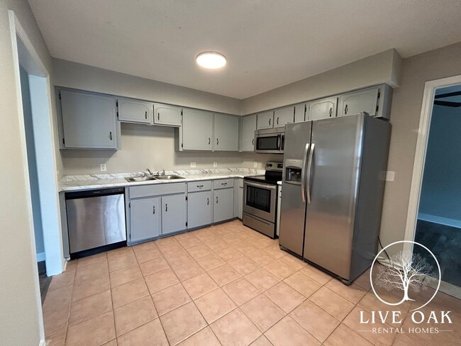 Building Photo - MOVE-IN SPECIAL: $500 OFF 1st MONTH'S RENT!**