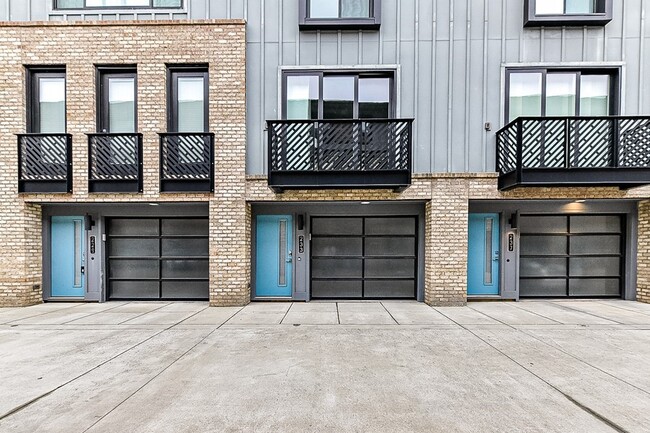 Building Photo - Furnished SouthEnd Townhouse