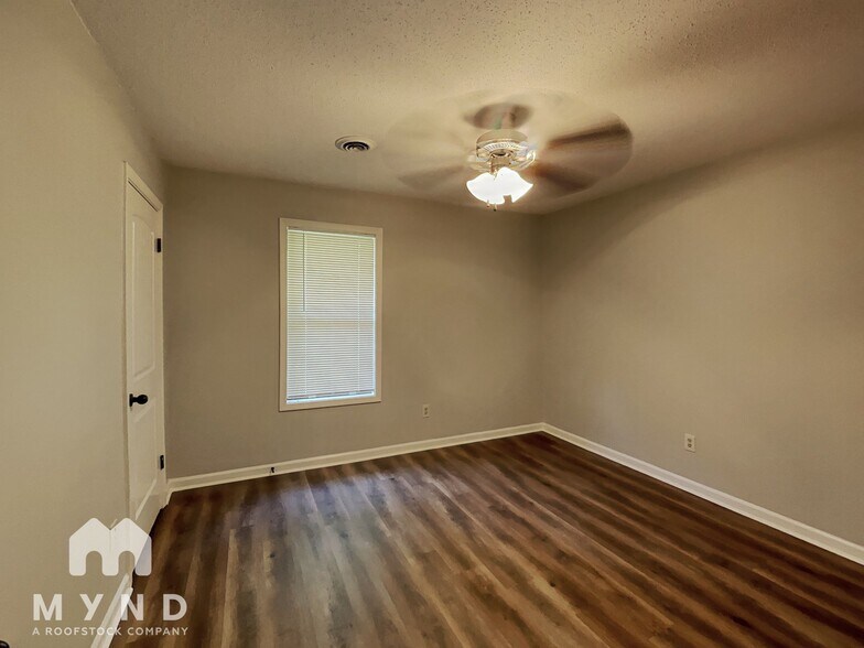 Building Photo - 7542 Lone Oak Cove