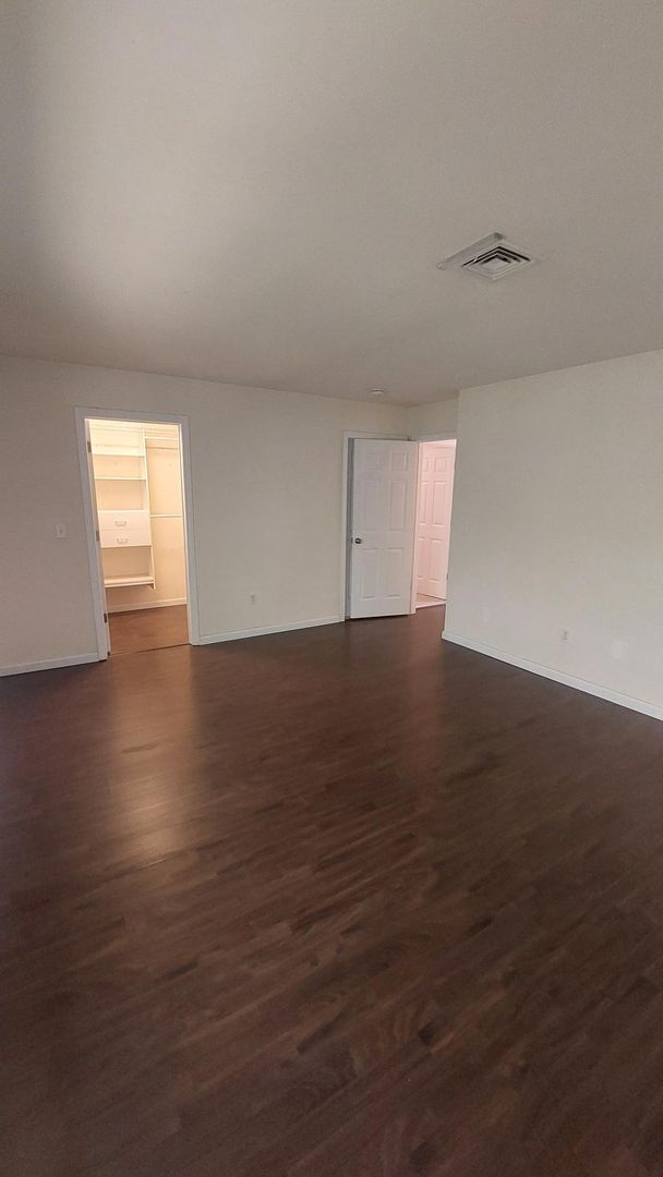 Building Photo - Spacious Townhouse w/Renovated Bathroom