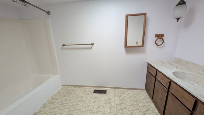 Building Photo - One level home with lots of character in H...