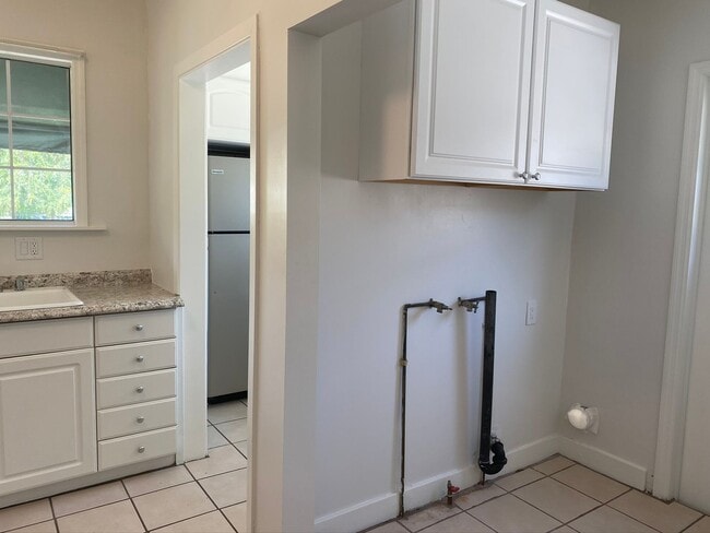 Building Photo - Spacious 2 Bedroom 1 Bath House in Eagle Rock