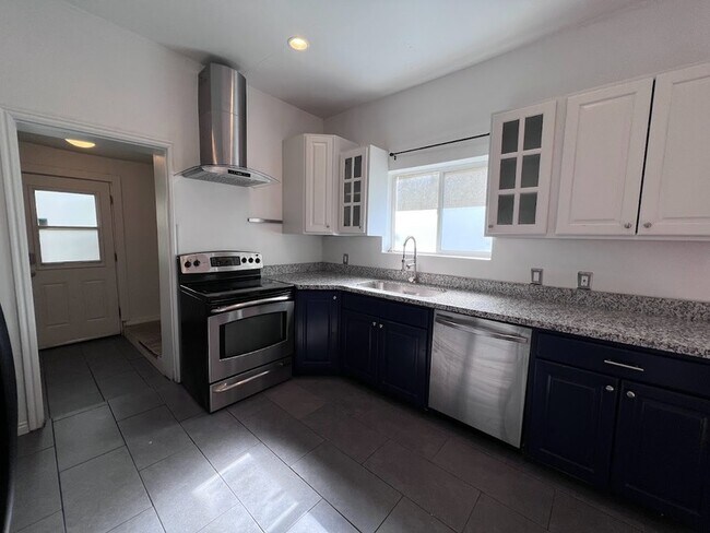 Building Photo - 923 S 400 E