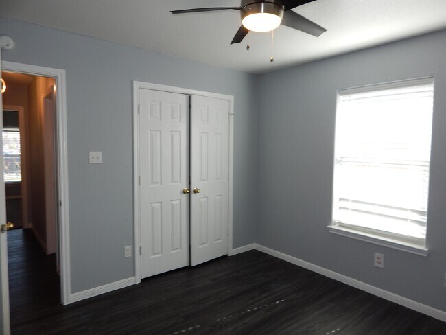 Building Photo - 106 Cedar Ridge Dr