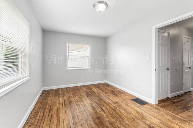 Building Photo - 390 S Powell Ave