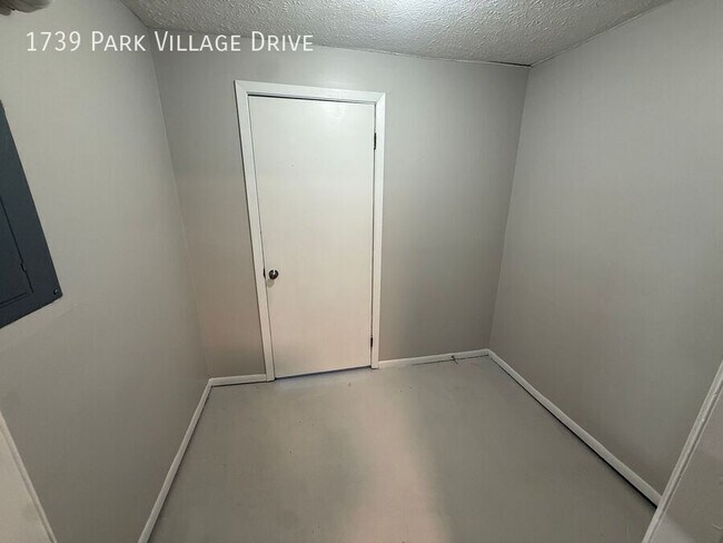 Building Photo - 1739 Park Village Dr
