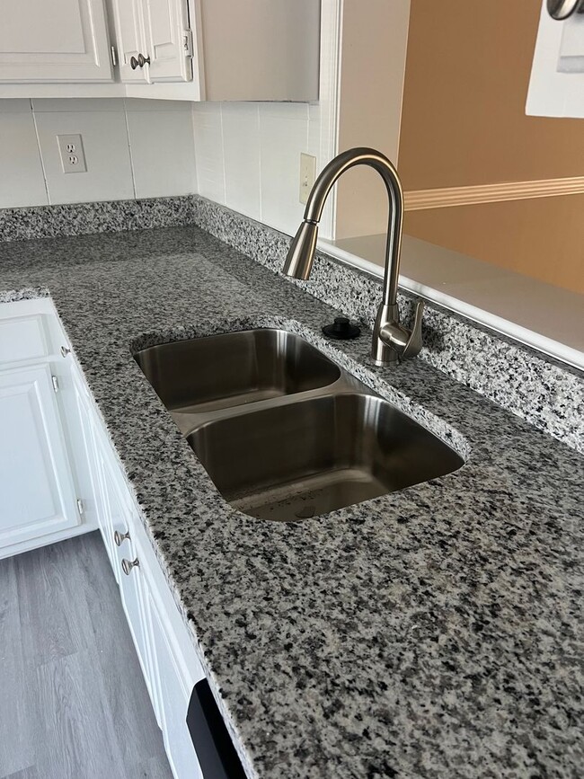 Building Photo - Totally Rehab Townhome