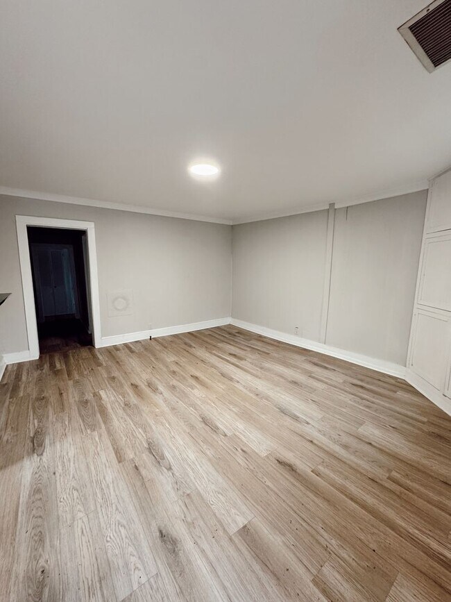 Building Photo - Charming 3-Bedroom Cottage in Normaltown –...