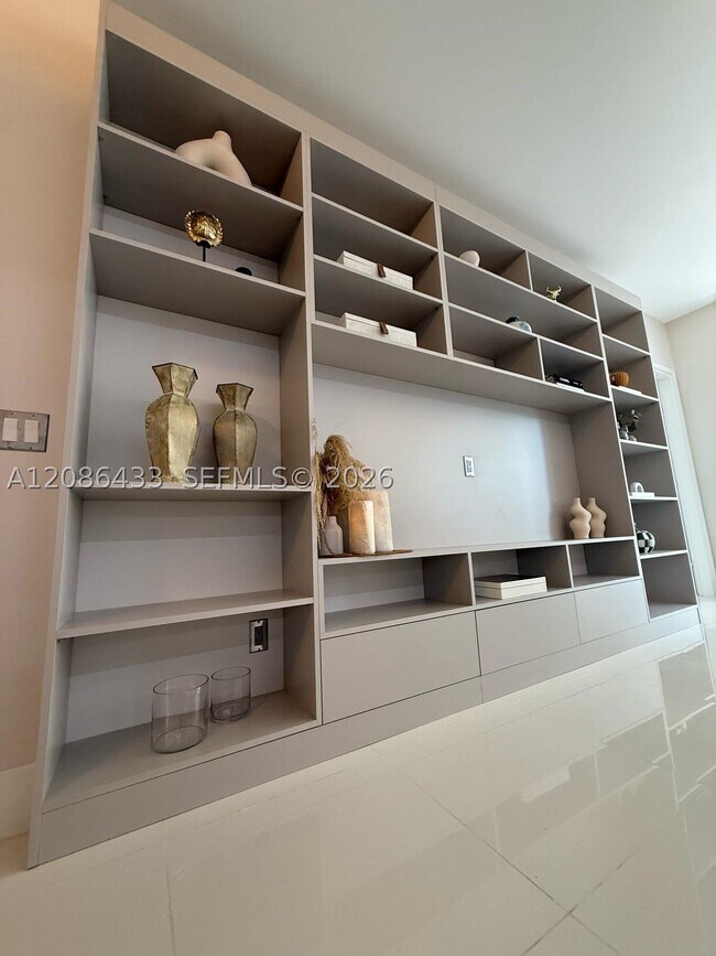 Building Photo - 1300 Brickell Bay Dr