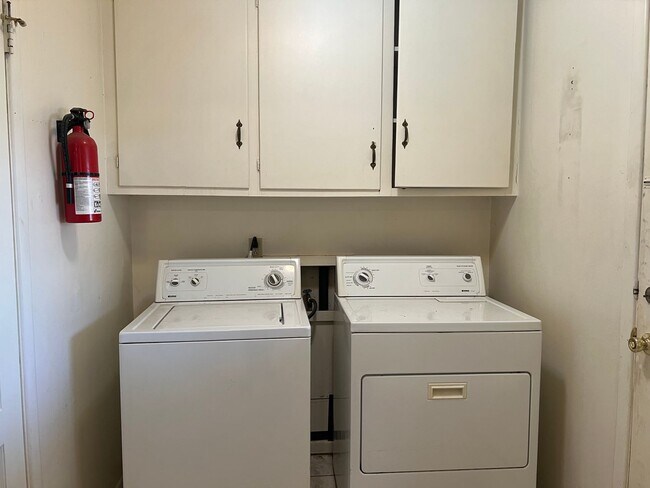 Building Photo - 3 bed 2 bath Move In Ready!