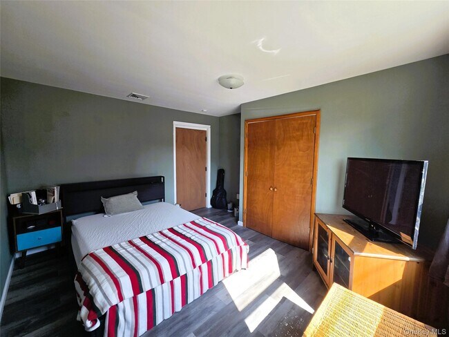 Building Photo - 2706 Peconic Ave