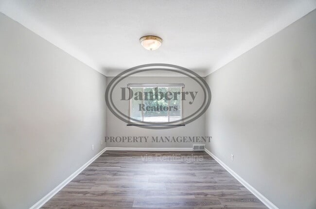 Building Photo - 1133 N Byrne Rd