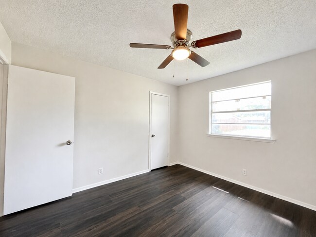 Building Photo - Gorgeous 3/2 recently renovated in homey neighborhood