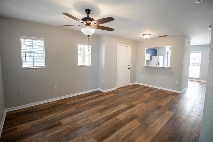 Building Photo - 405 S Lake Ave