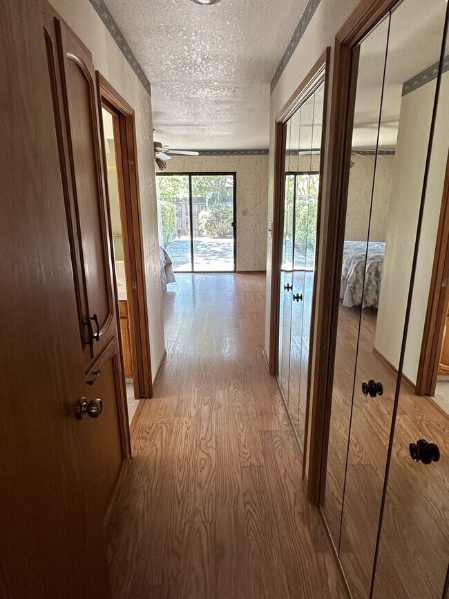 Building Photo - 475 E Mercedes Ave