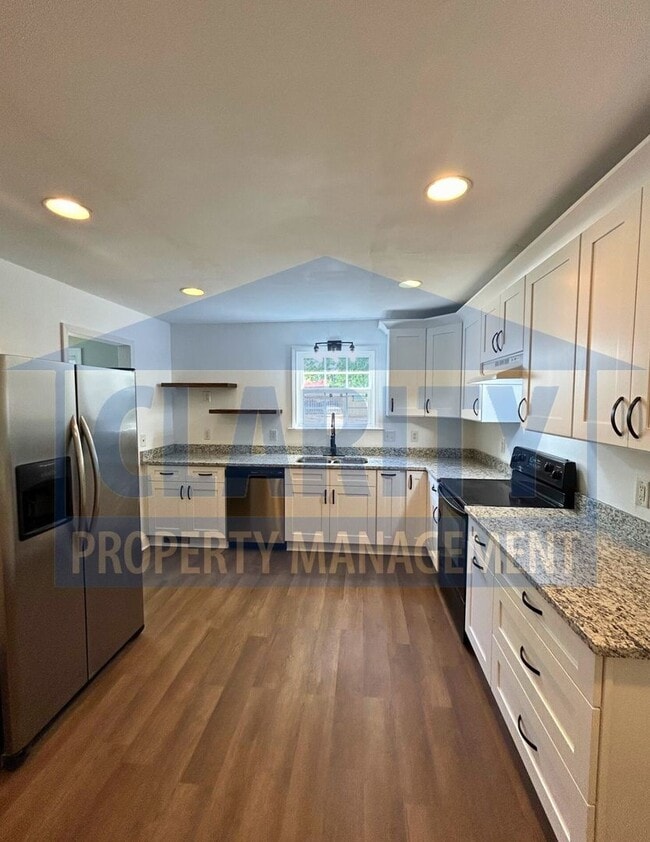 Building Photo - Beautiful three bedroom home in North Clev...