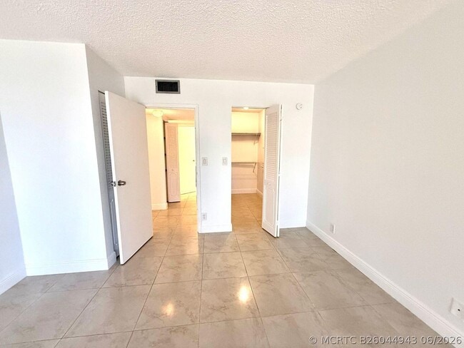 Building Photo - 1000 Parkview Dr