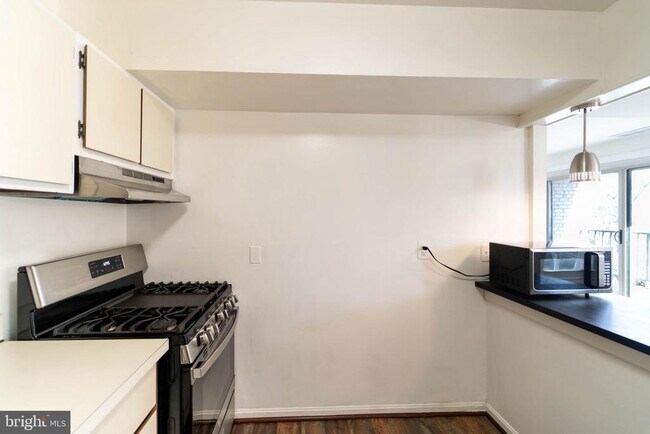 Building Photo - 37 Canterbury Square