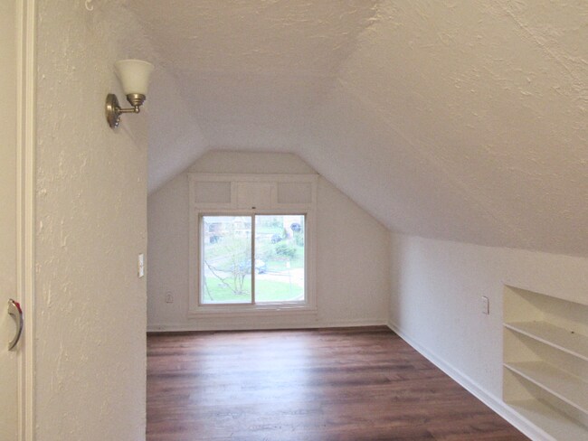 Building Photo - 3647 Ravenwood Ave