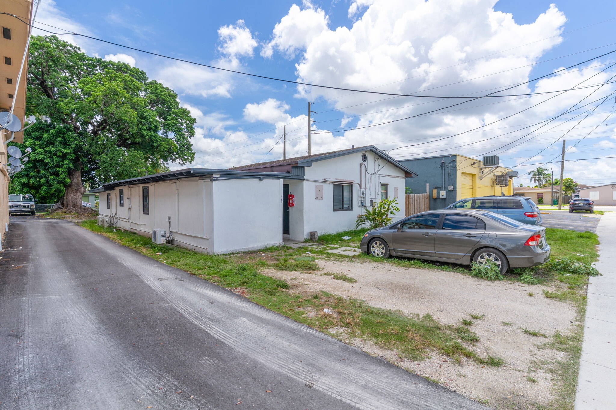 Alley to back parking. - 725 SW 1st Ave