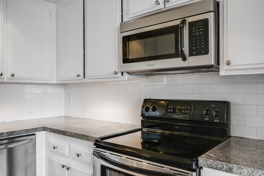 Building Photo - 321 S San Vicente Blvd