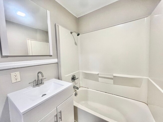 Building Photo - Cute 3 Bed 1 Bath in Highpoint!