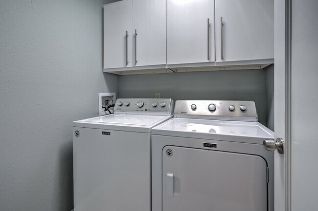 Building Photo - Beautiful 2+ Bedroom, 4 Level Townhome Wit...