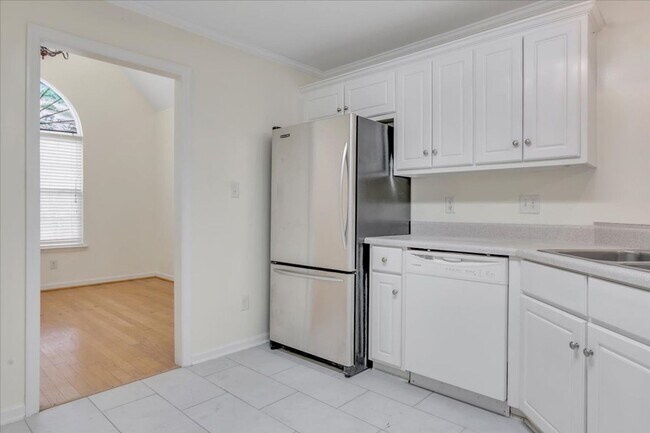 Building Photo - MOVE IN READY