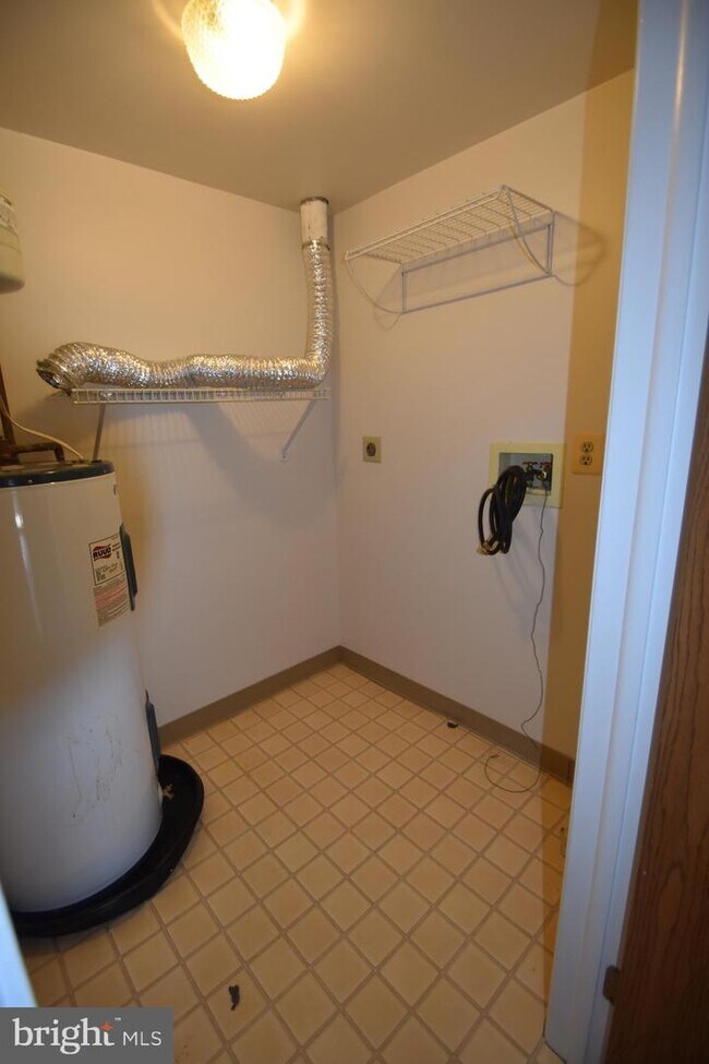 Building Photo - 400 Chapel Ct