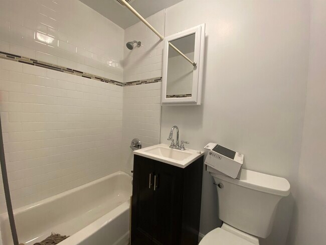 Building Photo - 411 Adams St