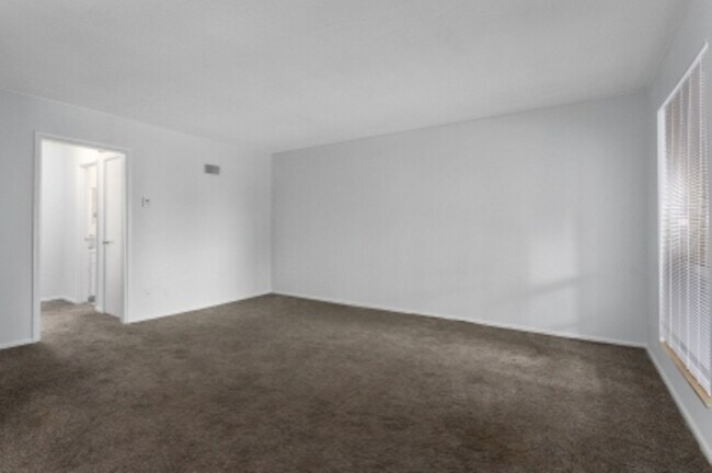 Building Photo - 508 W 89th St