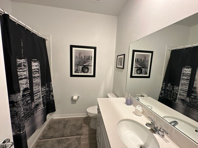 Building Photo - Beautiful 4 bedroom, 2 bathroom home near ...