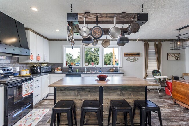 Building Photo - Updated Modern 3 Bedroom Manufactured Home!