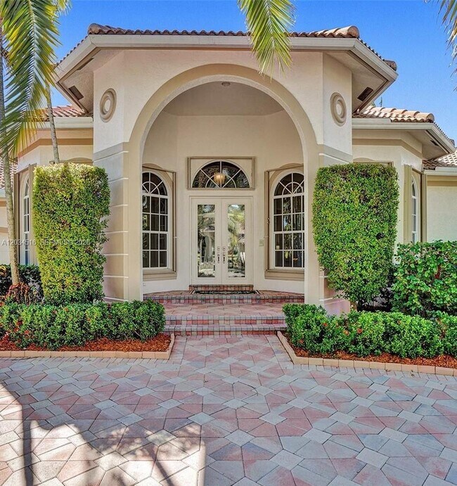 Building Photo - 2501 Poinciana Dr